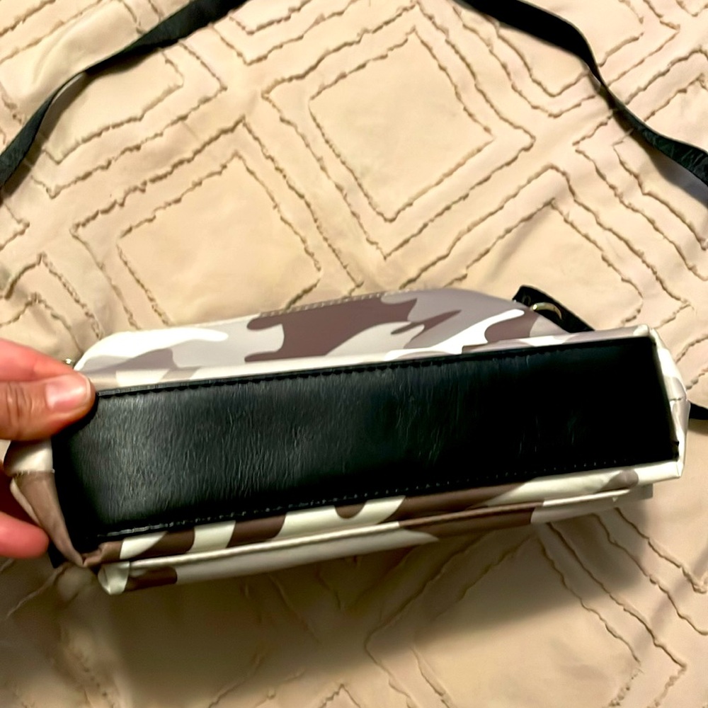 Tommy Hilfiger Women's Crossbody Bag Nylon Camouflage. NWT - Picture 4 of 6